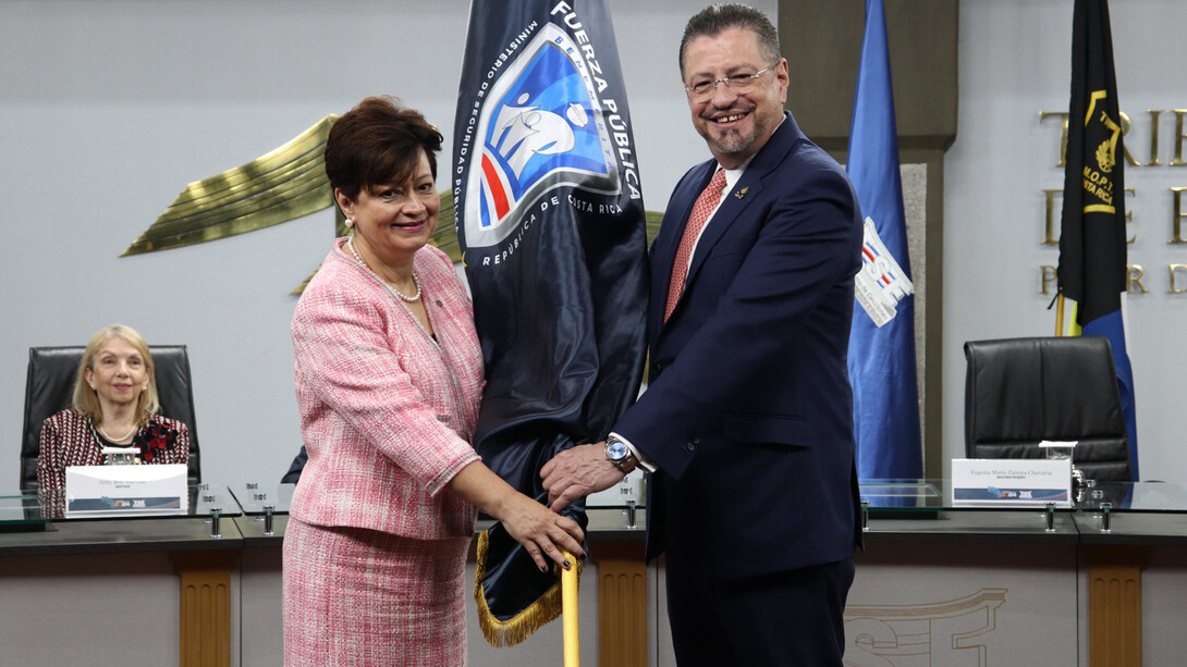 La magistrada presidenta del Tribunal Supremo de Elecciones, Eugenia Zamora Chavarría y el presidente de la República de Costa Rica, Rodrigo Chaves