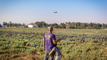 Agricultor e seu filho usam drone para estudar a plantação