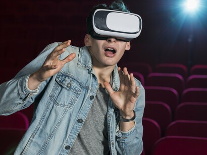 Jovem assiste a filme com tecnologia de realidade virtual. Nos últimos anos, os filmes de animação vêm ganhando uma relevância considerável no panorama do cinema mundial.  Em 2024, Divertida Mente 2 se sobressaiu como o filme com maior arrecadação, apesar de ter sido deixado de fora da competição pelo Oscar de melhor filme. Essa ausência provocou debates sobre a valorização da animação em prêmios convencionais, como o Oscar