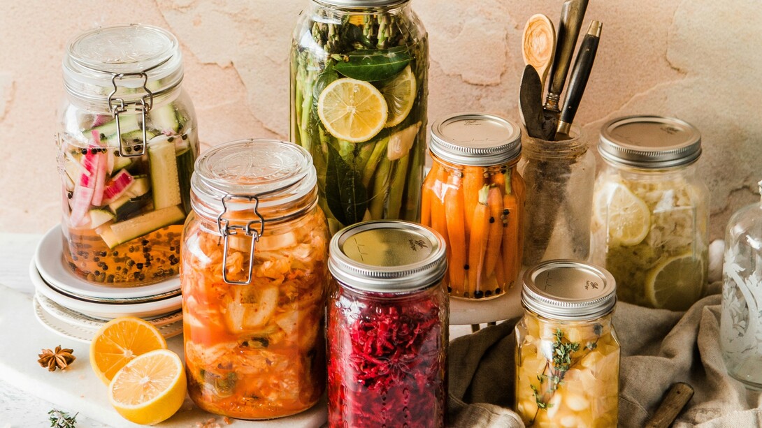 La fermentazione è una trasformazione naturale in cui lieviti, batteri e muffe convertono zuccheri e amidi, rendendo gli alimenti più nutrienti, digeribili e conservabili