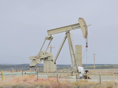 Um pumpjack extraindo petróleo de um poço de petróleo