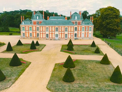 Château de Tournelay, Nueil-les-Aubiers en France. Le château de Tournelay est une pépite comme il en existe peu : datant du 19ème siècle, ce domaine est un fabuleux témoignage du passé