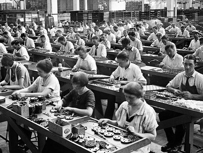 Huxley e Orwell. Dio è morto, Marx pure e il nuovo Dio è rappresentato dal ‘fordismo’, ovvero la produzione in grande serie di beni standard, e dal ‘taylorismo’, ovvero la divisione del lavoro in mansioni semplici e ripetitive, tanto che il testo è pieno di locuzioni tipo “il Nostro Ford”, “Sua Forderia”, “Giorno di Ford”, “Ford!”