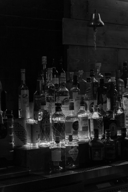 Distintas bebidas alcohólicas dispuestas en una mesa para que los asistentes a una fiesta se sirvan