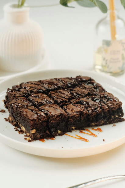 Una mesa blanca con una tentadora porción de brownie
