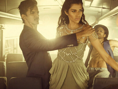 Raj Shetje, fotógrafo indio, causó estupor en su país con una serie de imágenes que simulaban la brutal violación de una joven en un autobús