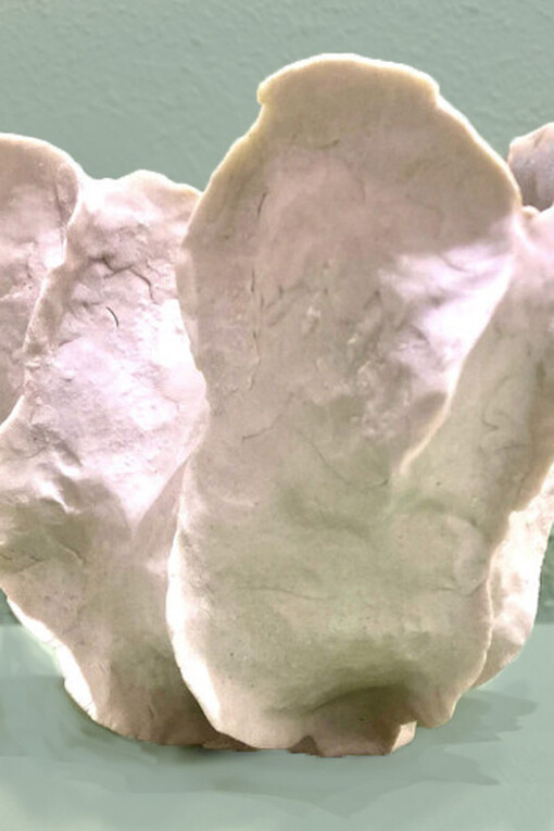 Un artista que ha sabido entrelazar sus diversas pasiones y experiencias en una obra única y cautivadora