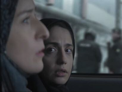 Setareh Maleki è Sana, figlia minore. Nella scena, una delle poche in esterna del film, è con la madre interpretata da Soheila Golestani