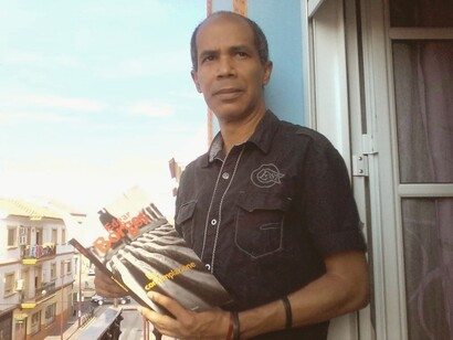 Edgar Borges con un ejemplar de su novela "La contemplación"