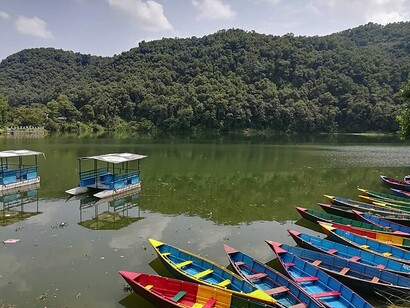 Barche ormeggiate sulle rive del fiume phewa, Nepal