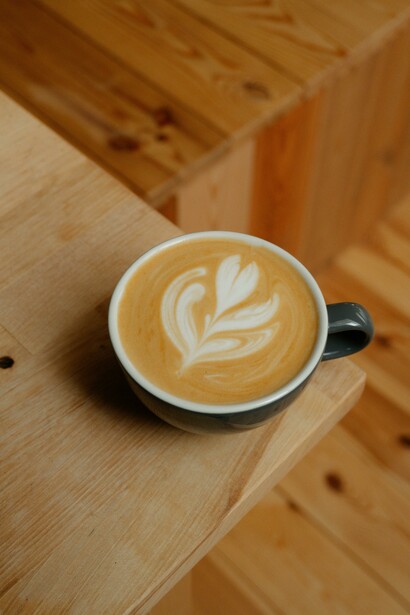 El café ofrece beneficios como mejorar la concentración y proteger la salud del hígado, aunque su exceso puede generar efectos adversos