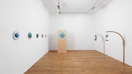 Oscar Tuazon, L’École de l’eau, Galerie Chantal Crousel, Paris (2021). Courtoisie de l’artiste et | Courtesy of the artist and Galerie Chantal Crousel, Paris. Photos: Aurélien Mole. 