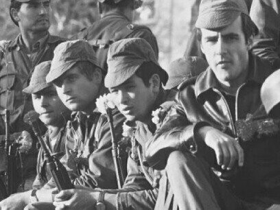 Revolução dos Cravos em Portugal. As pessoas emocionaram-se e seus olhos brilharam com o espetáculo que se apresentava radiante e belo. O entusiasmo, prazer e sociabilidade era uma onda cor de laranja que envolvia a população em frenesim