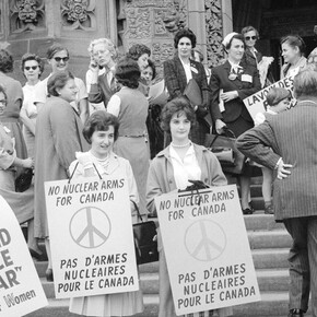 Duncan Cameron, Femmes sur les
 marches du Parlement tenant des
 affiches « No Nuclear Arms for Canada
 ‒ Pas d’armes nucléaires pour le
 Canada », Montréal, 1961. Bibliothèque
 et Archives Canada