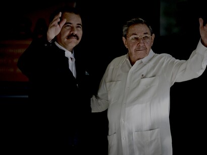 El presidente de Nicaragua, Daniel Ortega, con Raúl Castro