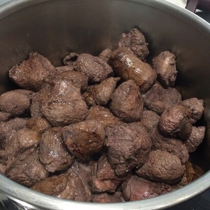 Viande grillée avant mijotage dans la marinade