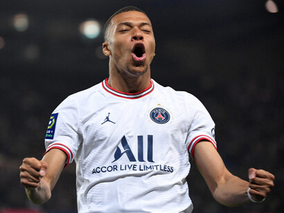 Kylian Mbappé es un futbolista francés que juega como delantero 