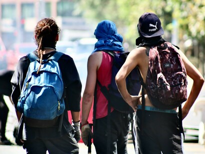 Jovens em manifestação.