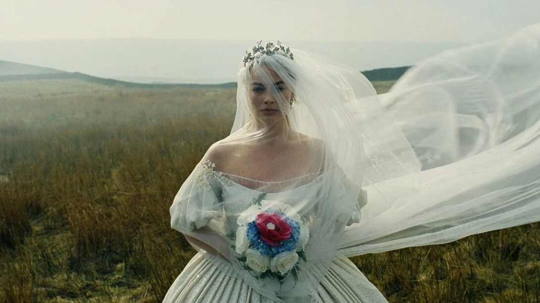 A nova adaptação de Morro dos Ventos Uivantes, dirigida por Emerald Fennell, traz Margot Robbie e Jacob Elordi nos papéis de Catherine Earnshaw e Heathcliff. A releitura reacende o debate sobre a transformação de uma relação marcada por obsessão, ressentimento e violência em uma narrativa de apelo romântico