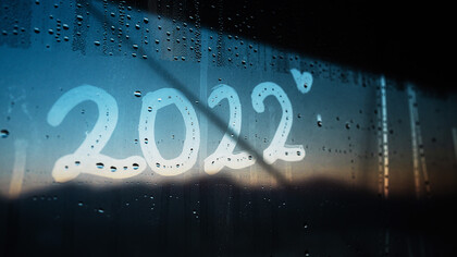 2022 escrito en una ventana empañada mientras se levanta el sol