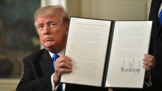 Trump muestra el decreto con su firma por el cual EEUU reconoce oficialmente a Jerusalén como capital de Israel