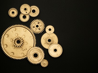 Companhias empresariais são usadas para auxiliar e subsidiar governos guerreiros desde o início da história mundial, fornecendo dinheiro