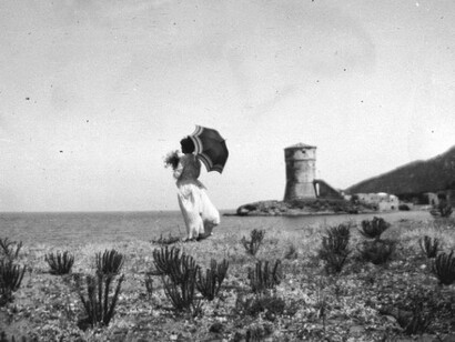 Isola del Giglio, Torre del Campese. Donna con ombrello, 1906  
