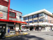 Vista actual del lugar donde se ubicaron dos de las casas habitadas por doña Anacleta, en el corazón de Cartago. A la derecha (norte), se observa el edificio González, construido en el sitio que ocupó su segunda casa matrimonial, la cual se extendía 100 varas de sur a norte. Allí se desarrolló el episodio morazánico de 1842, así como otros acontecimientos relevantes en su vida, entre 1829 y mediados de la década de 1850. A la izquierda (sur), el Edificio Barguil-Peña (Centro Comercial Apolo), donde estuvo su tercera residencia, habitada por ella desde mediados de esa década, hasta su fallecimiento en 1878. En ese mismo lugar se construyó, en 1914, el recordado Teatro Apolo. Foto: Sergio Orozco Abarca, 2025