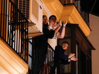 Personas aplaudiendo al personal sanitario durante la crisis de la pandemia por COVID-19, España