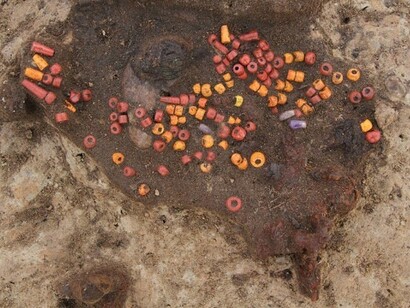 Collana composta da quasi 140 perline, tra cui 5 perline di ametista. Foto di Bartosz Świątkowski, isola di Bornholm, Danimarca