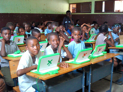 Crianças na Rwanda fazem aula com laptops, na Angola