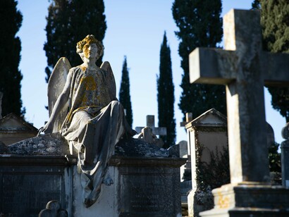 Cimitero agli Allori. Angelo scolpito da Cesare Fantacchiotti sul sepolcro di Teresina Spence Avignone (E IV 22) sullo sfondo la stele di Herbert Percy Horne  (E V 25). Ph Alessandro Moggi