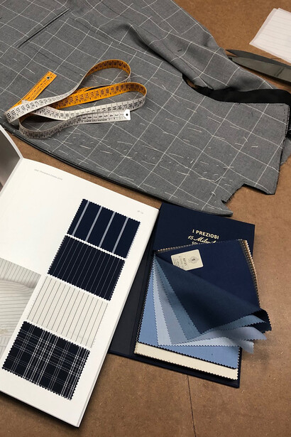 Per i nostri clienti selezioniamo i migliori tessuti italiani firmati Zegna, Loro Piana, Barberis Canonico, etc.