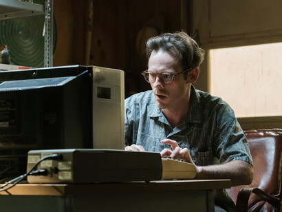 Gordon (Scoot McNairy) Working at Munity