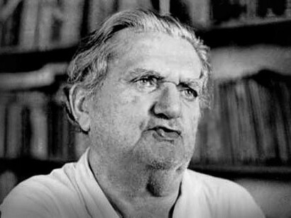 Luís da Câmara Cascudo. A valorização da vida no canto do muro começa nos títulos dos capítulos que parodiam obras científicas em latim, crônicas antigas, romances de cavalaria, de cordel e autores consagrados como Lima Barreto, Pirandello e Francisco de Assis. “De re aliena”, “Gesta de grilo”, “De como Licosa perdeu uma pata e o mais que sucedeu”, “Triste fim de Raca”, “Três personagens à procura de um autor” ou “Irmã água” são bons exemplos