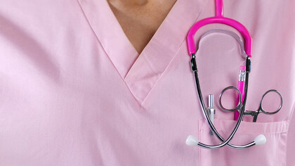 Después de largas horas en la puerta de la tienda y pelearme para que nadie se me colara, ya tengo la que quería: lleva un corazón rosa y el número 10 de la doctora María Merino