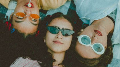 Amigas. Agora, mantenha seus pensamentos nas vivências escolares da adolescência. Seus colegas de classe, seus amigos e desamigos, os recreios, as atividades esportivas e artísticas. As festas, as excursões e as reuniões nas casas de alguns colegas, as vezes para realizar algum trabalho em grupo, outras simplesmente para estarem juntos. Você tem mais recordações relacionadas ao domínio acadêmico ou ao social? No geral, as pessoas tendem a se lembrar mais das vivências sociais do que dos conteúdos. E, isso está bem