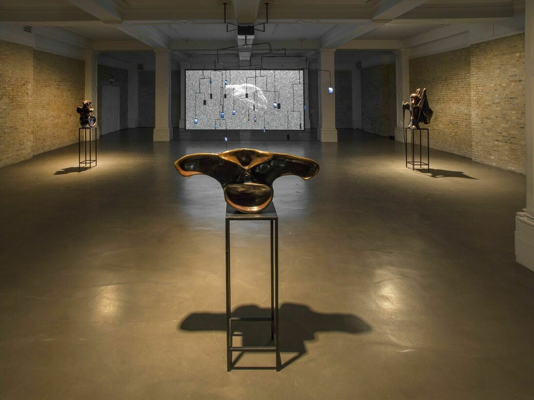 Alicja Kwade, Medium Median, 2016, Installation View, Whitechapel Gallery. Courtesy: The artist & Whitechapel Gallery Photo: Roman Marz