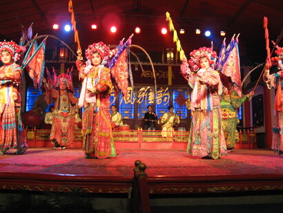 Opera de Sichuan. Casa de té Shu Feng Ya Yun, Chengdu.
El espectáculo de la Ópera de Sichuan incluye trajes elaborados y decorados como los que se muestran aquí