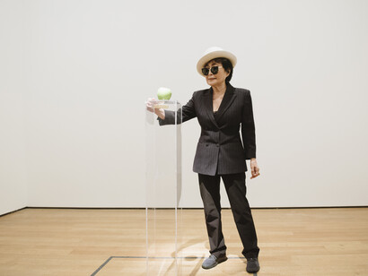 Yoko Ono con su obra "Apple" (1966)