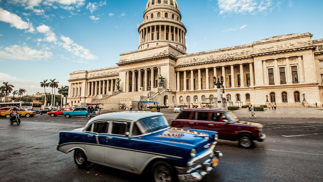 Antiguos coches americanos ante el Capitolio de La Habana, Cuba