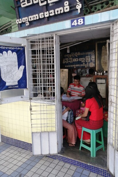 Lettura della mano alla Sule Pagoda, nel centro di Yangon