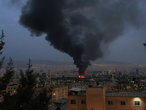 Estudio de noticias IRIB tras el ataque israelí del 16 de junio de 2025. El reciente conflicto armado con Israel y la intervención de Estados Unidos reflejan una escalada peligrosa