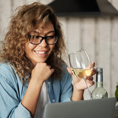 Em reunião programada pra trocar ideias e beber um vinho, professional relaxa e sorri
