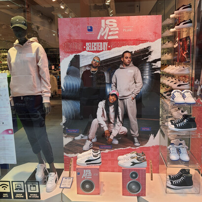 Vetrina di Aw Lab. "Aw Lab is me"