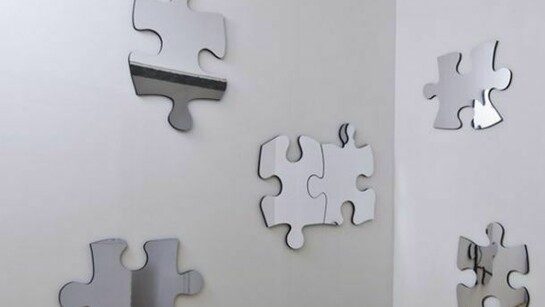 Mona Hatoum, Puzzled, 2009, alluminio lucidato a specchio e MDF, 85 x 60 x 2,5 cm ogni elemento