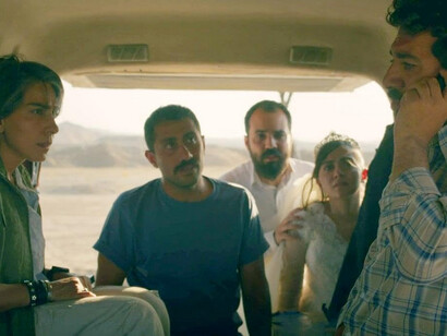 Vahid Mobasseri, Majid Panahi, Mariam Afshari, Mohamad Ali Elyasmehr, Hadis Pakbaten in una scena del film “Un semplice incidente”, diretto da Jafar Panahi