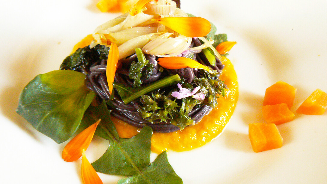 Spaghetti di Riso Nero con Scalogno, foglie di Tarassaco, Ortica, Lamio, petali di Calendula e tocchetti di Carota in agrodolce    