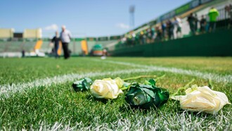 Rosas brancas e verdes em homenagem aos jogadores do Chapecoense na Arena Condá