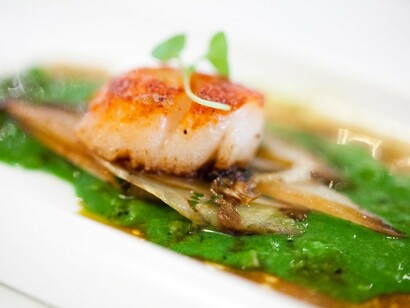  Gamberi arrostiti al profumo di “Cristoforo Colombo”, con insalata belga, crema al prezzemolo, chino, olio piccante © Giovanni Caldara
